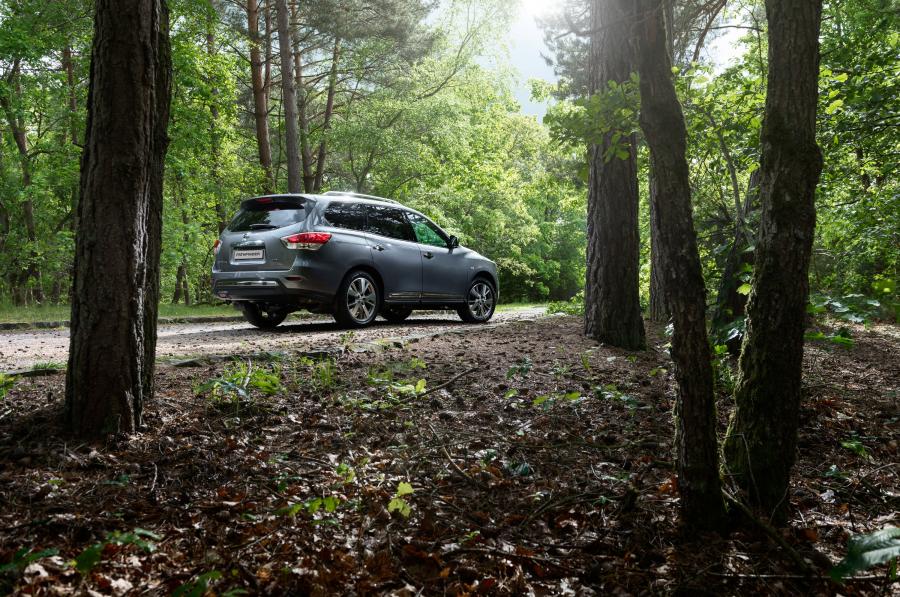  Nissan Pathfinder Hybrid 2015 года  (фото 17 из 29)